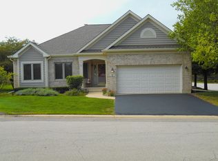 2 Biltmore Ct, Lake In The Hills, IL 60156