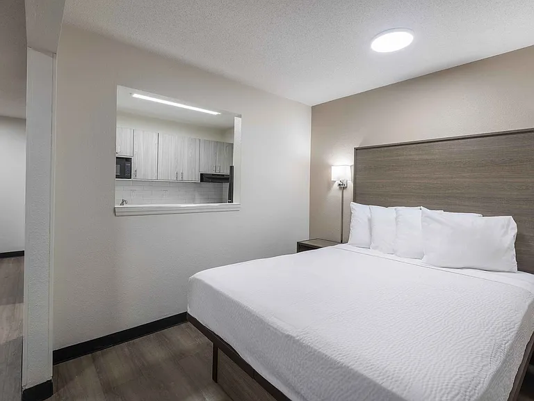 Deluxe Studio - 1 Queen and 1 Full Bed