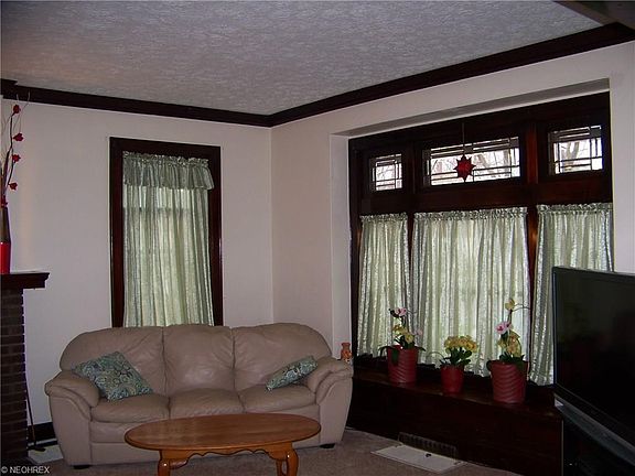 spacious living room, many windows for sunshine to shine in!