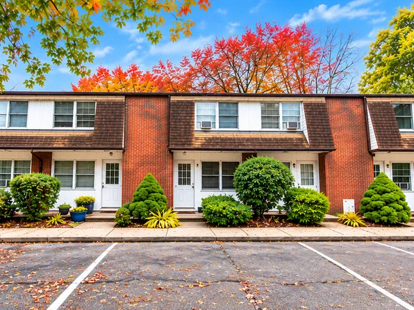 33 Russell St APT 4, Griswold, CT 06351