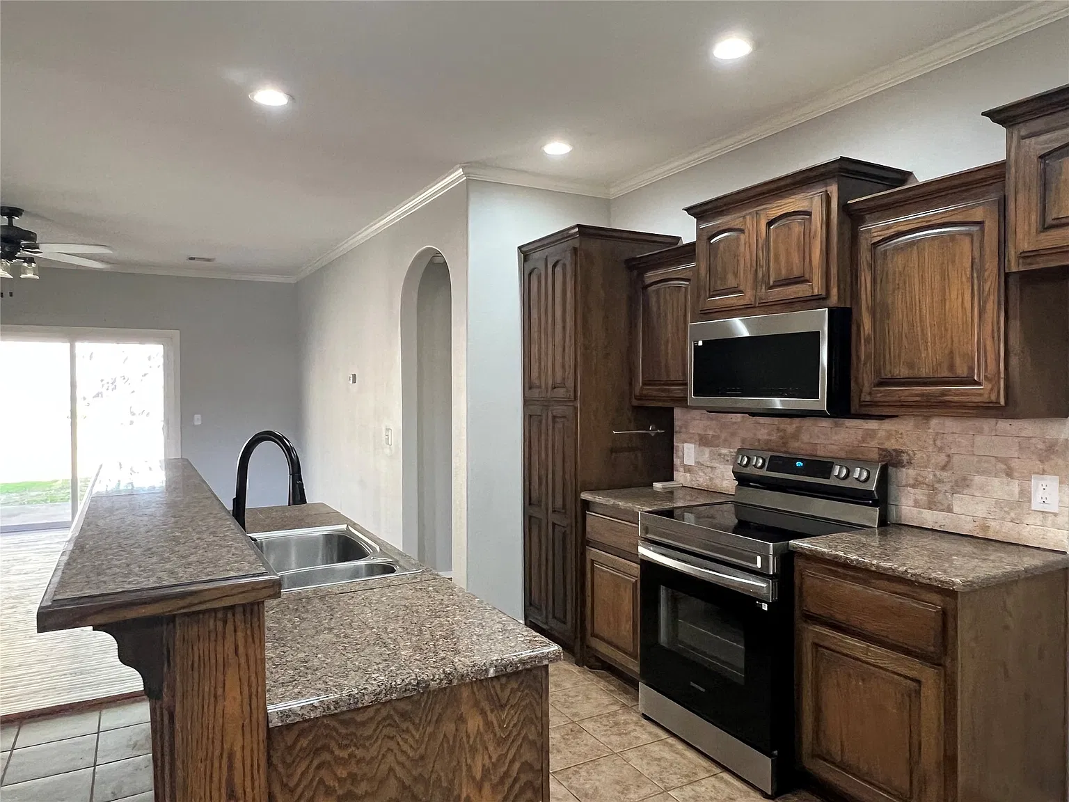 5 bed, 2.5 bath, 2108 sqft, $2,300 — Photo 2
