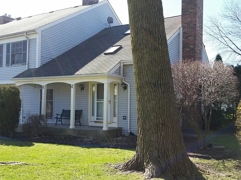 2BR, 1.5 Bath Townhome