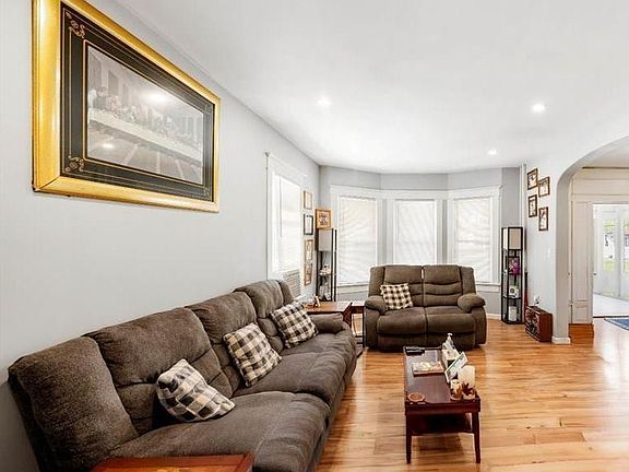 2nd image of 28 Oak Ln