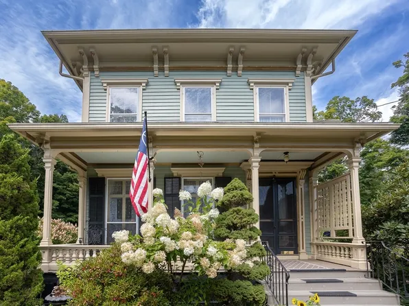 1 High St, Haydenville, MA 01039