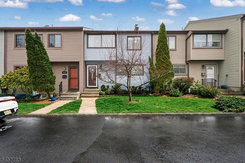 1st image of 424 Tall Oak Ln