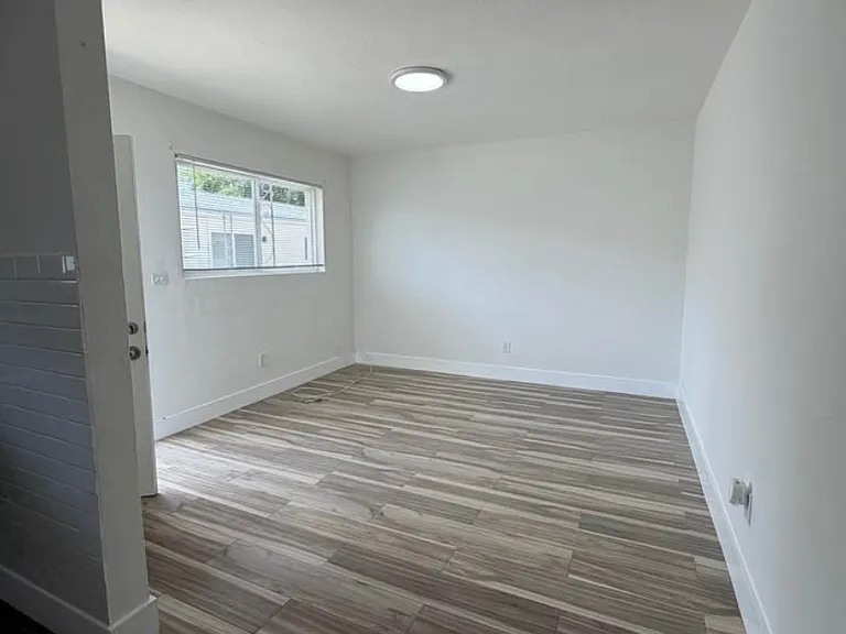 120 NE 55th St #4 — Photo 2