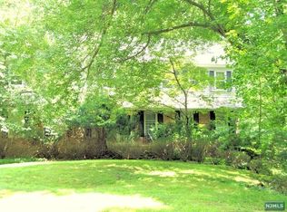 122 Brookview Dr, Woodcliff Lake, NJ 07677