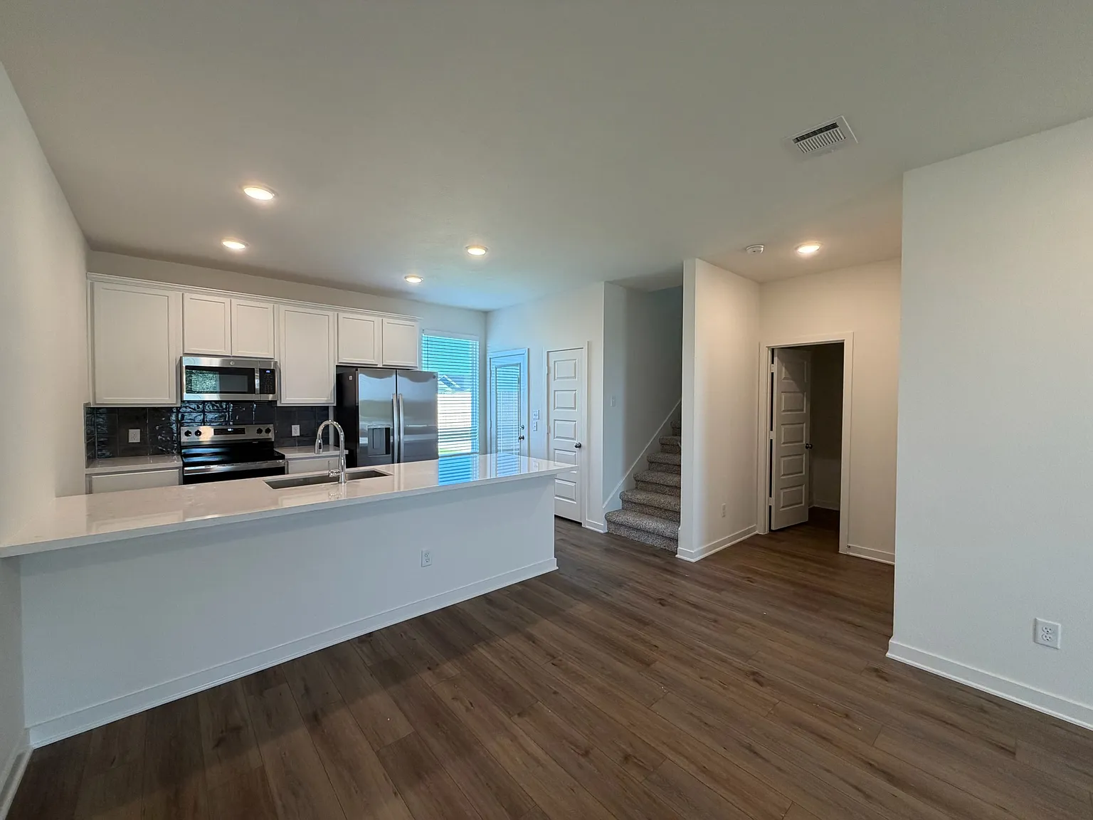 3 bed, 2.5 bath, 1346 sqft, $2,000 — Photo 4