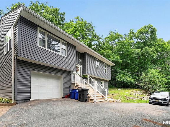 3rd image of 5 Lawrence Dr