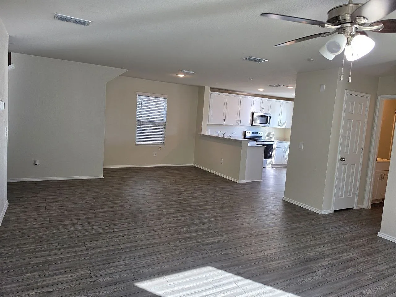 4 bed, 2103 sqft, $2,095 — Photo 4