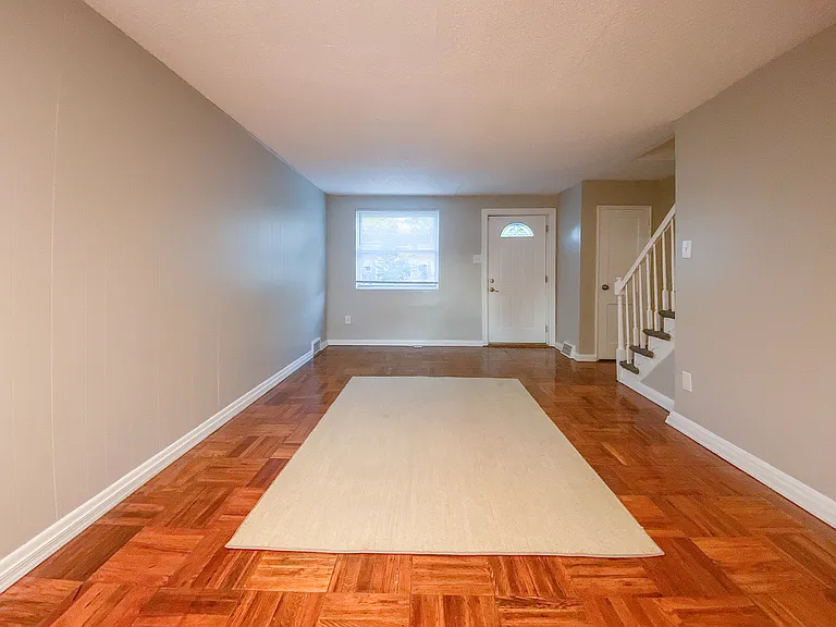 72 Madison Dr — Photo 2