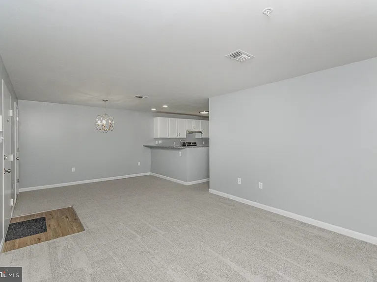 100 Grosvenor Ln #3 — Photo 7
