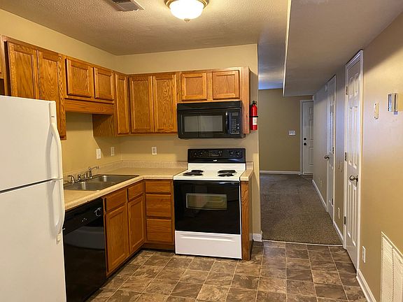 3rd image of 803 Golf View Pl #C