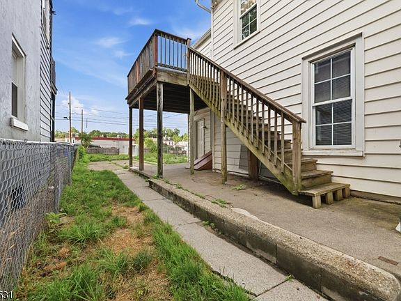 3rd image of 283 Mercer St
