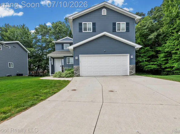 6555 Skylar Ln, Waterford, MI 48327
