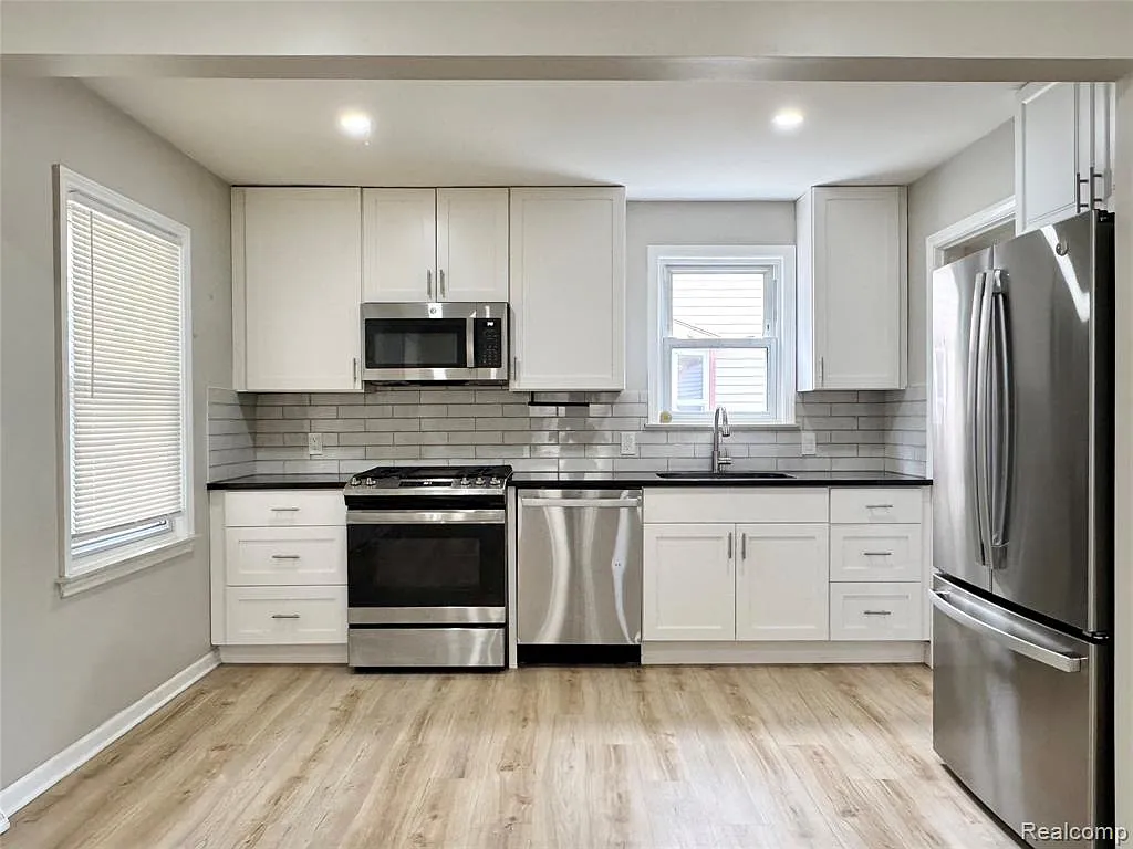 3 bed, 2.0 bath, 1008 sqft, $1,880 — Photo 2