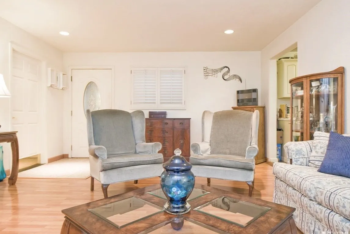 3 bed, 3000 sqft, $4,900 — Photo 3