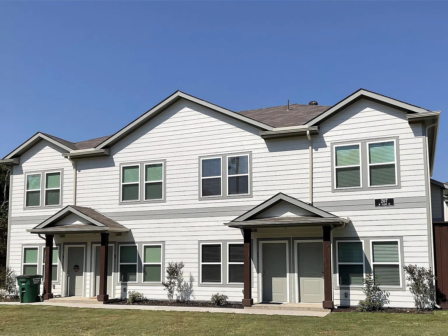 2 bed, 1.5 bath, 1002 sqft, $1,450 — Photo 1
