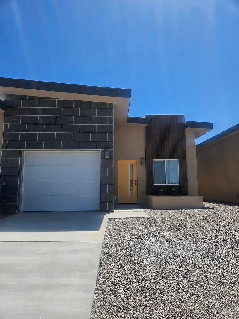 181 Hacienda Loop — Photo 1