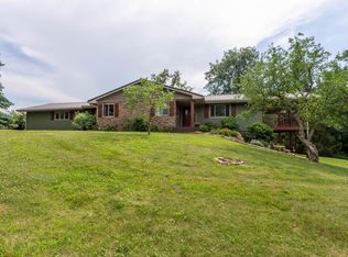 8421 Olde Davenport Rd, Dubuque, IA 52003