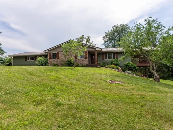 8421 Olde Davenport Rd, Dubuque, IA 52003