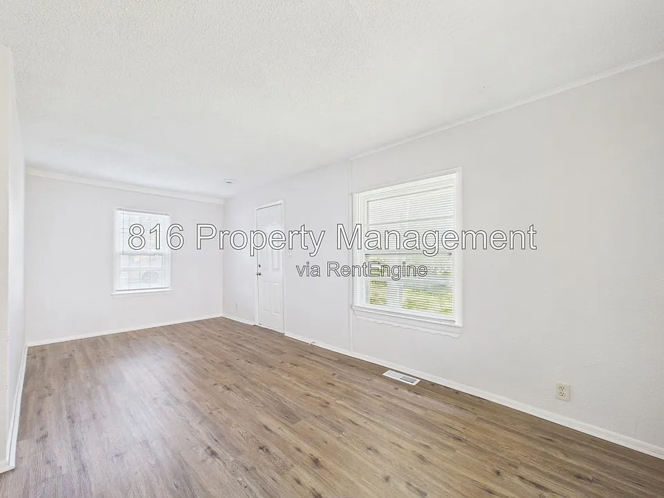 1309 E 84th Ter
