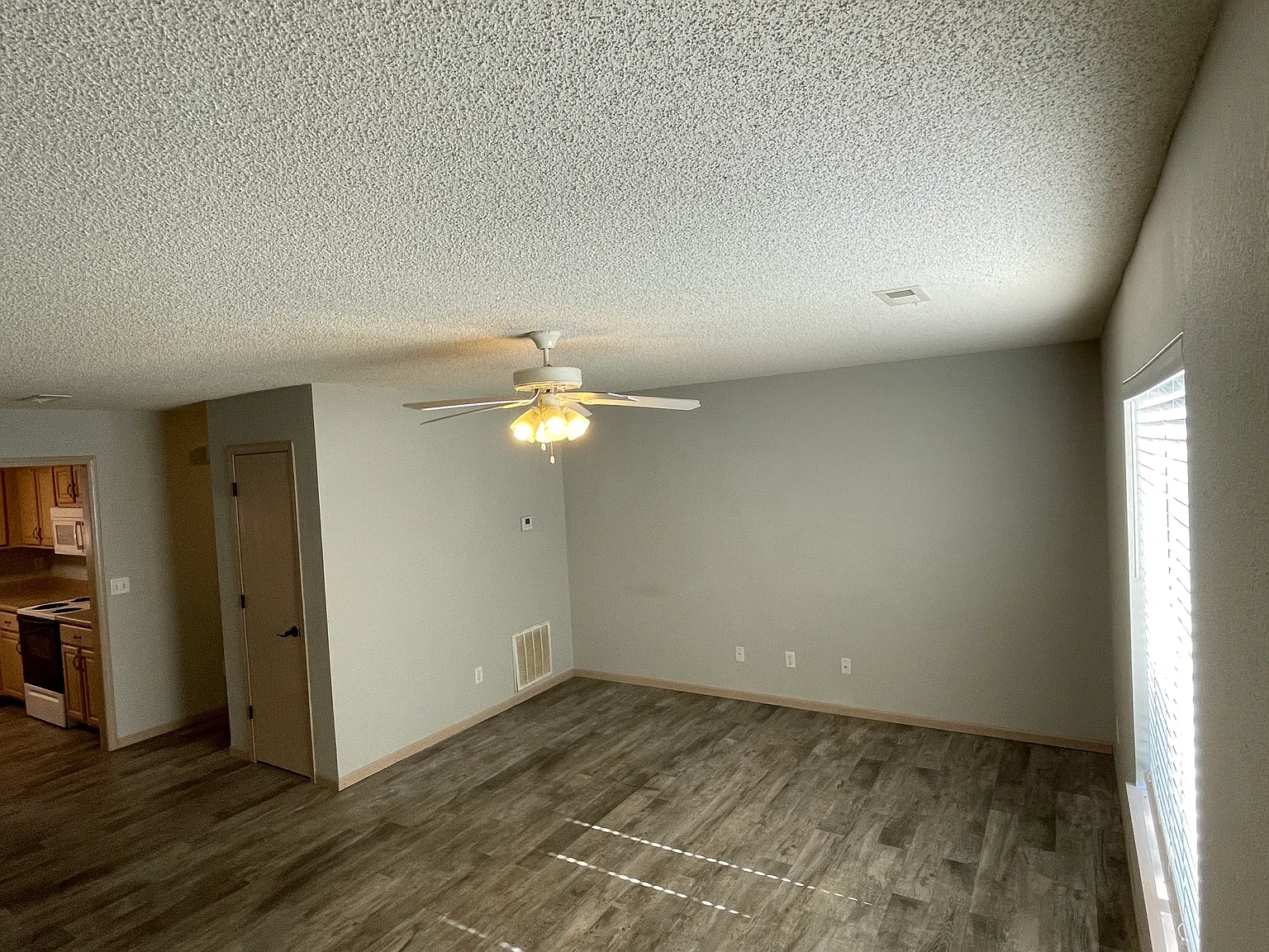 2 bed, 1.5 bath, 854 sqft, $1,250 — Photo 2