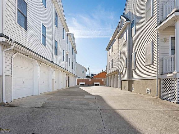 3rd image of 6200 Pacific Ave Unit 202