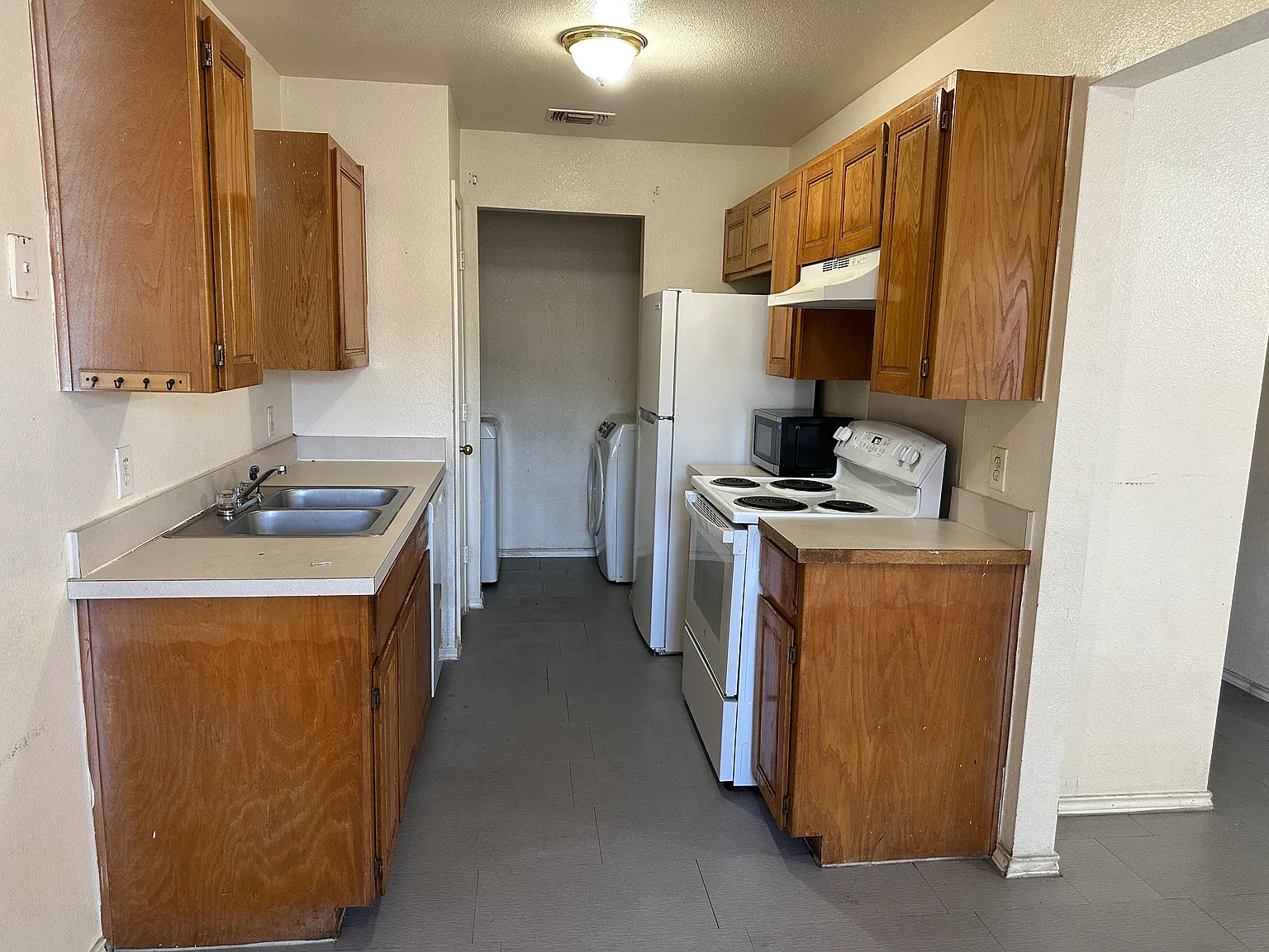 3 bed, 1024 sqft, $1,300 — Photo 3