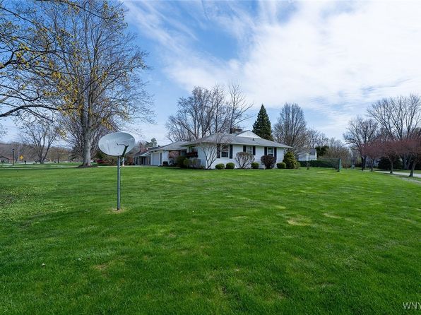 286 Creekside Dr, Tonawanda, NY 14150