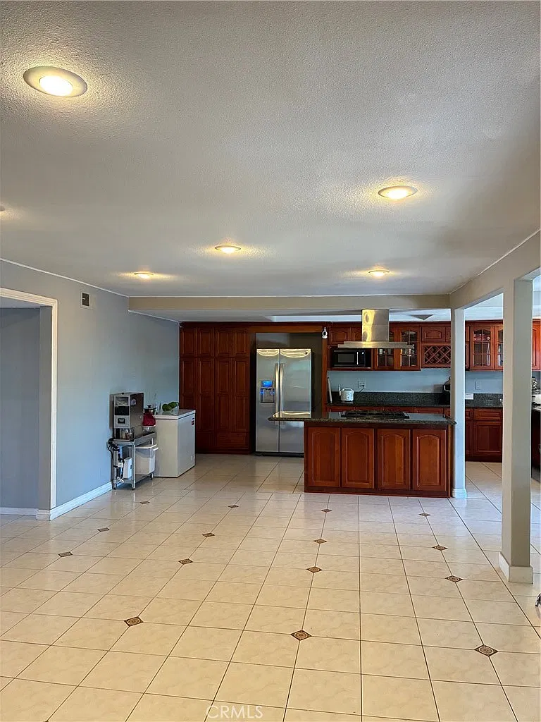7 bed, 2441 sqft, $6,500 — Photo 1