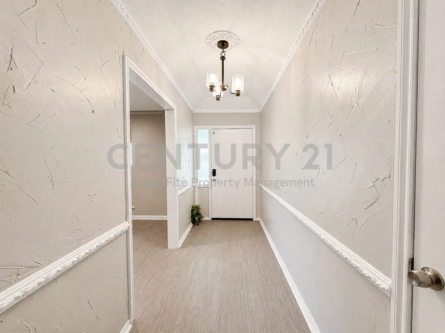Tastefully Updated 4/2.5/2 in Fort Worth For Rent! — Photo 2