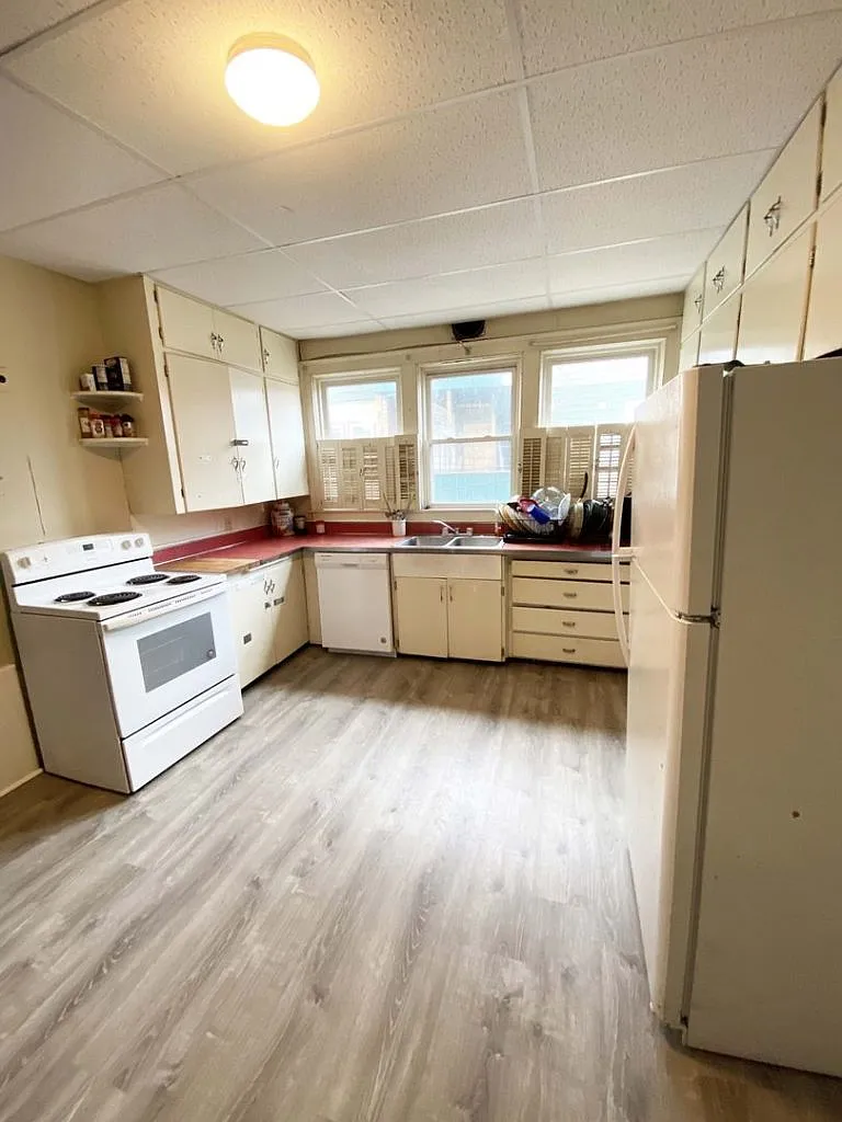 76 Front - House... — Photo 2