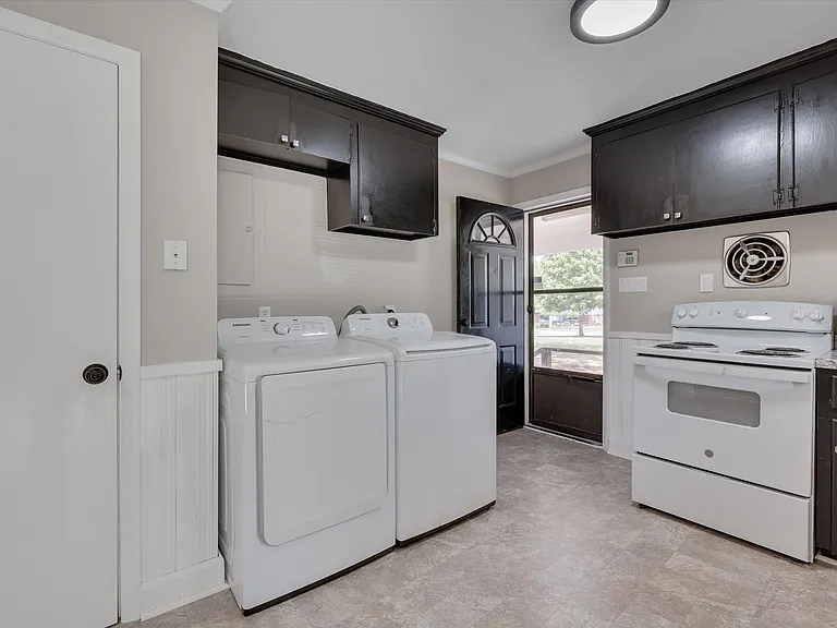 1827 Fargo Dr — Photo 2