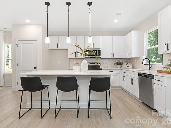 5th image of 4015 Oakdale Rd