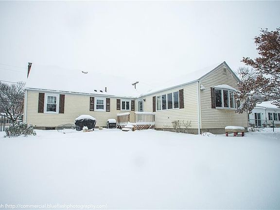 3rd image of 25 Oak Hill Dr