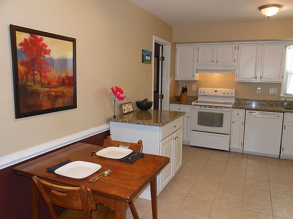 Kitchen-Eat-in & granite