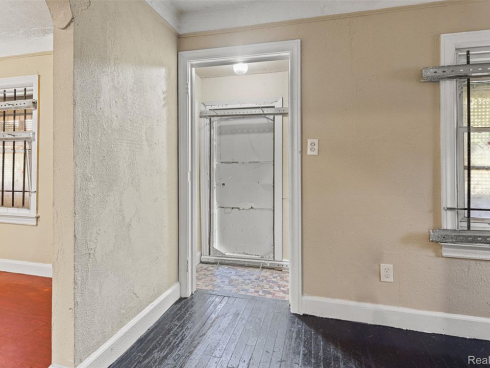 9910 Somerset Ave, photo 2