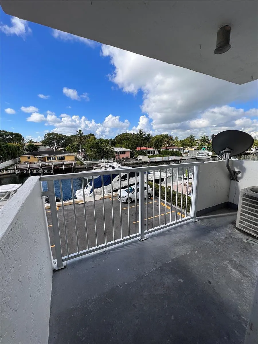 Building Photo - 2020 NE 135th St #309