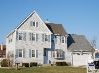 22 Arrowhead Ave, Riverhead, NY 11901