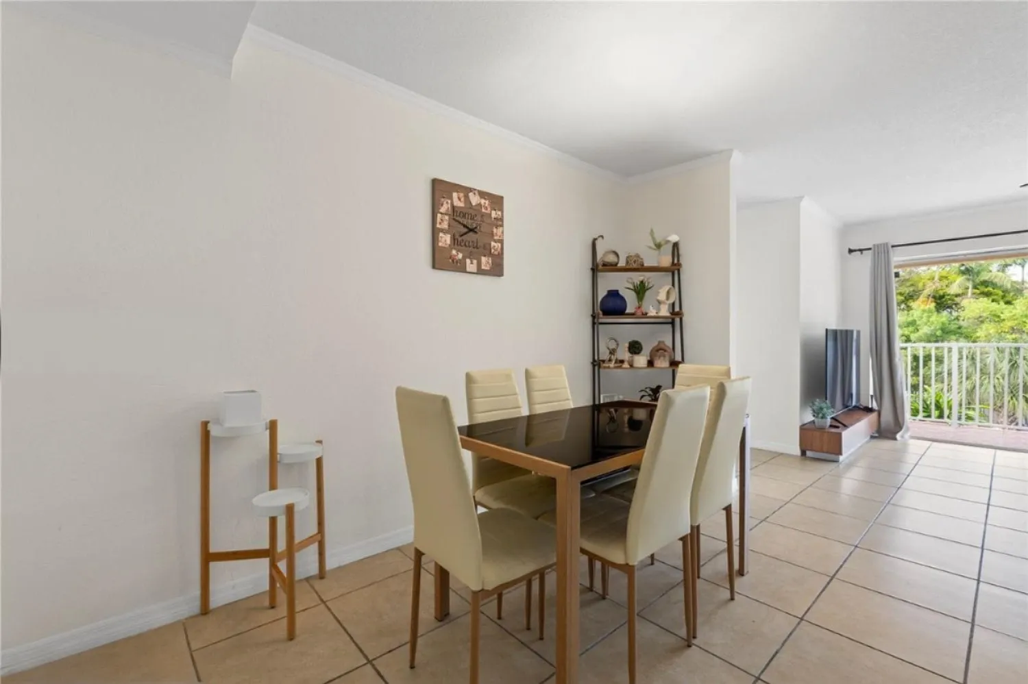 2 bed, 1060 sqft, $2,500 — Photo 4