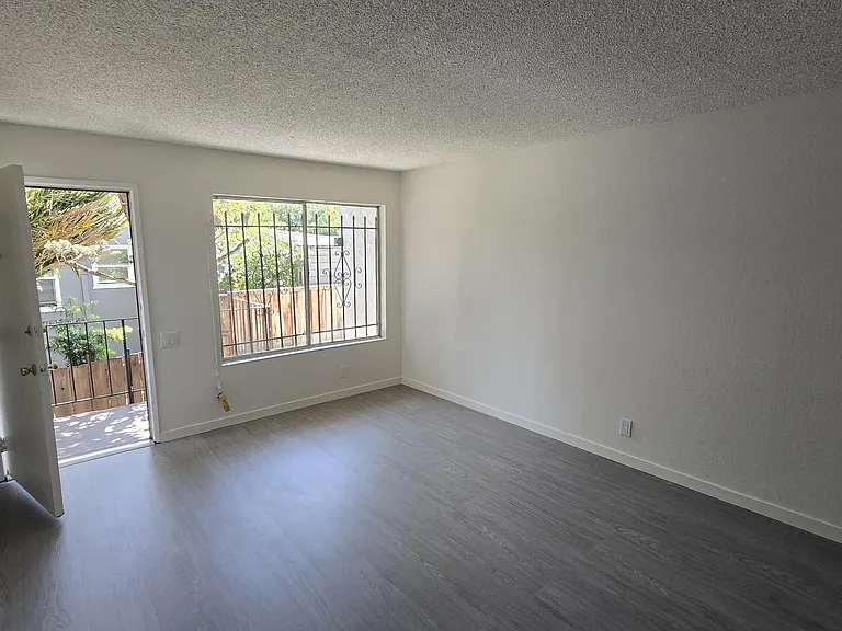 2 bed, 1.0 bath, 850 sqft, $2,295 — Photo 3