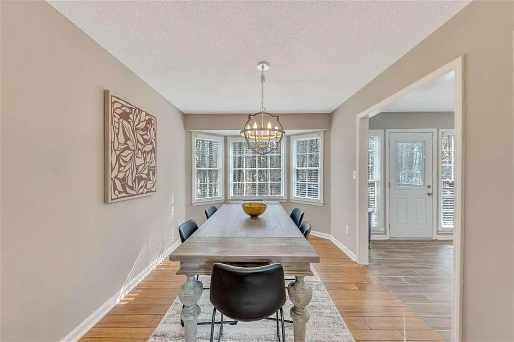 4 bed, 2.0 bath, 2200 sqft, $4,995 — Photo 3