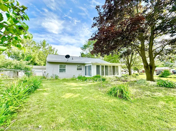 6069 Woodsdale Dr, Grand Blanc, MI 48439