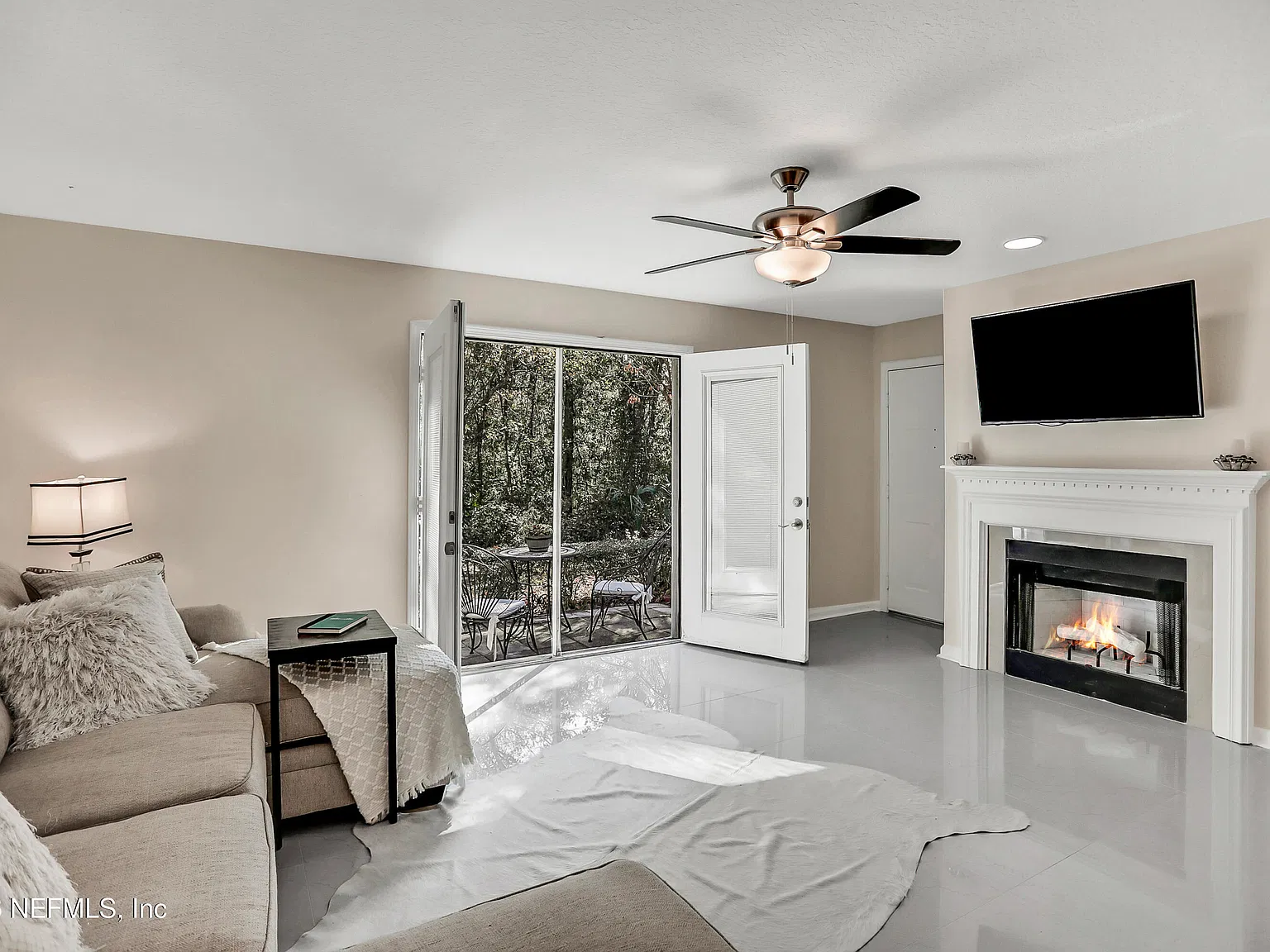 2 bed, 2.0 bath, 1200 sqft, $2,700 — Photo 2