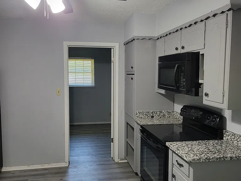 2441 Robert Burns Dr — Photo 15