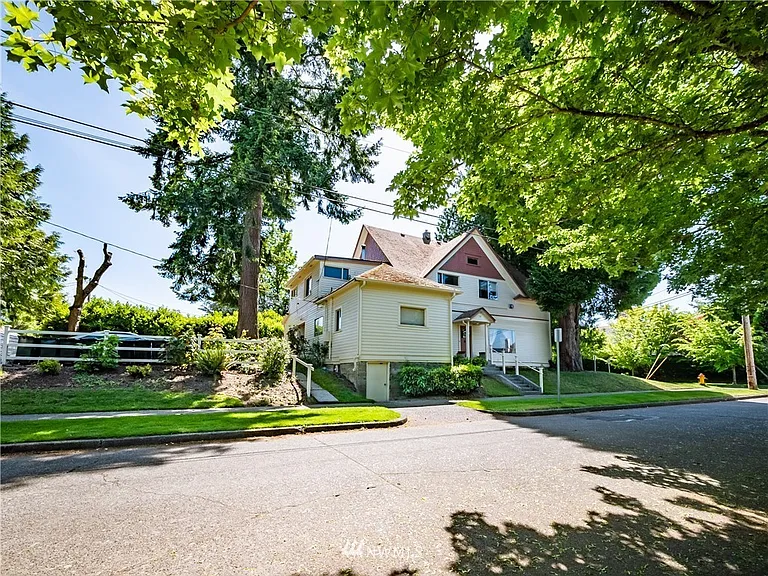 205 19th Ave SE #4 — Photo 9