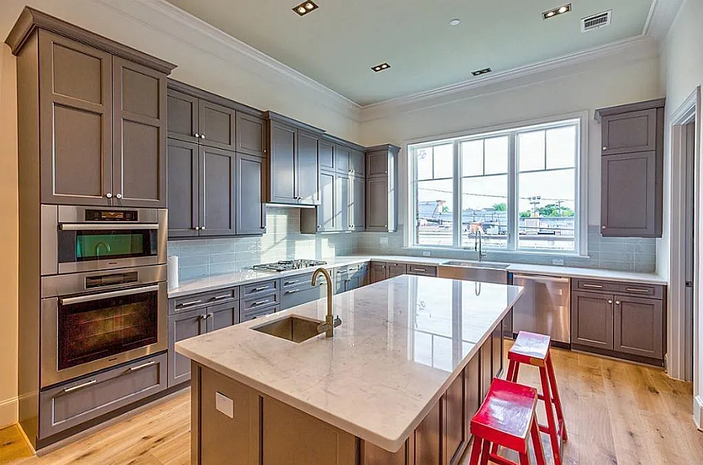 4 bed, 4.5 bath, 3885 sqft, $8,500 — Photo 1