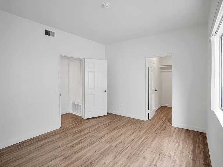 10823 Hortense St — Photo 15