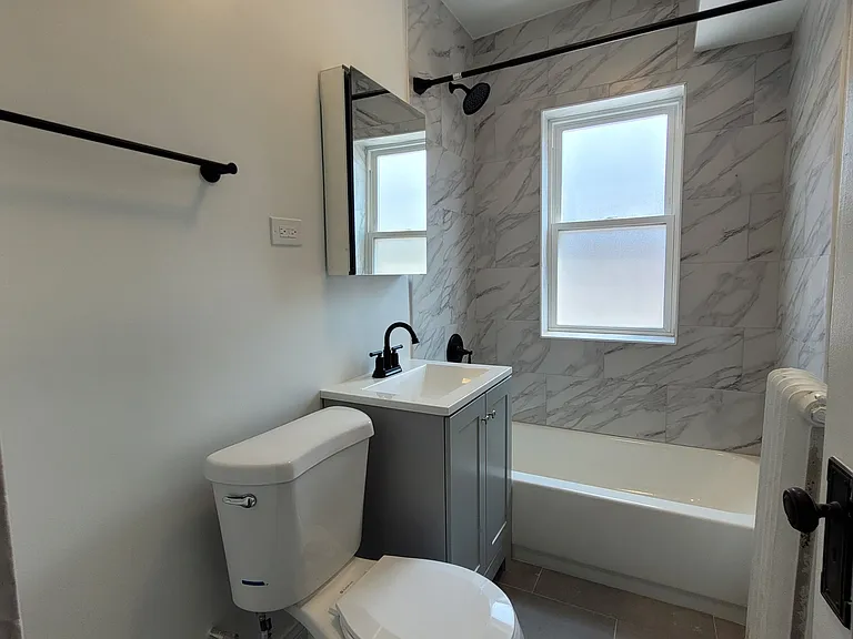 1634 W Granville Ave — Photo 8